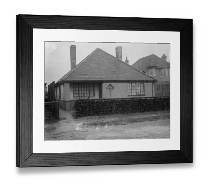 Framed Print : Nurse and married man found dead in Bognor bungalow. The bodies of a young woman Framed Print : Nurse and married man found dead in Bognor bungalow. The bodies of a young woman