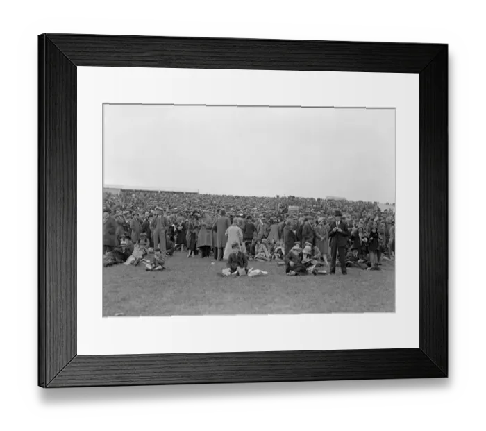 Framed Print : Crowd and Picnic Parties on Thundle Hill at Glorious Goodwood Racecourse, West Sussex Framed Print : Crowd and Picnic Parties on Thundle Hill at Glorious Goodwood Racecourse, West Sussex