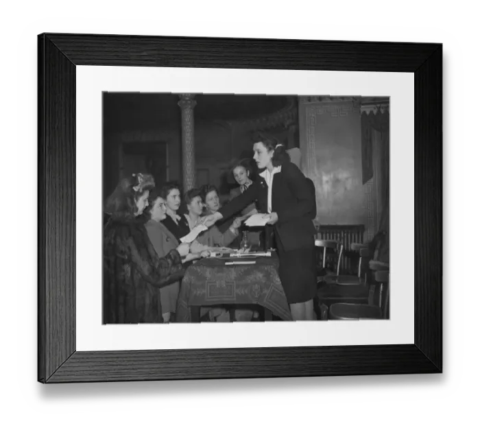 Framed Print : The Kangeroo Club - formed by the war brides of Australia servicemen who are awaiting Framed Print : The Kangeroo Club - formed by the war brides of Australia servicemen who are awaiting