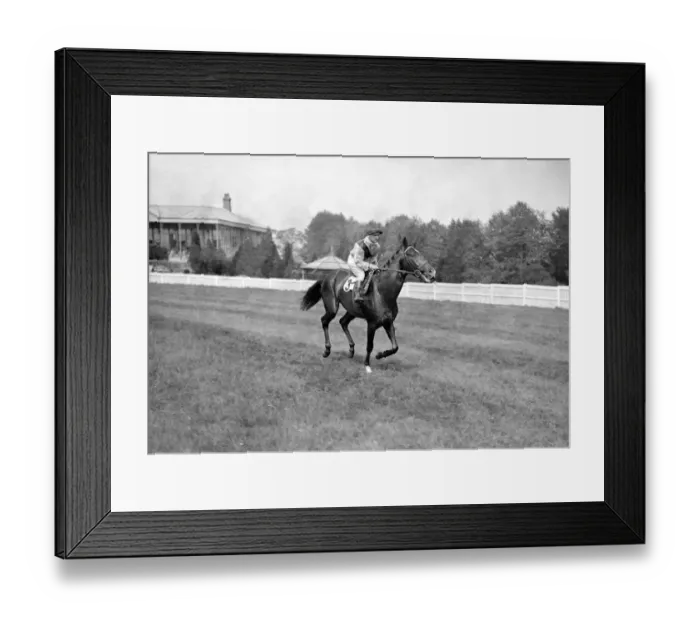 Framed Print : Gatwick Races, west Sussex, England. Rawana, ridden by Gordon Richards, canters