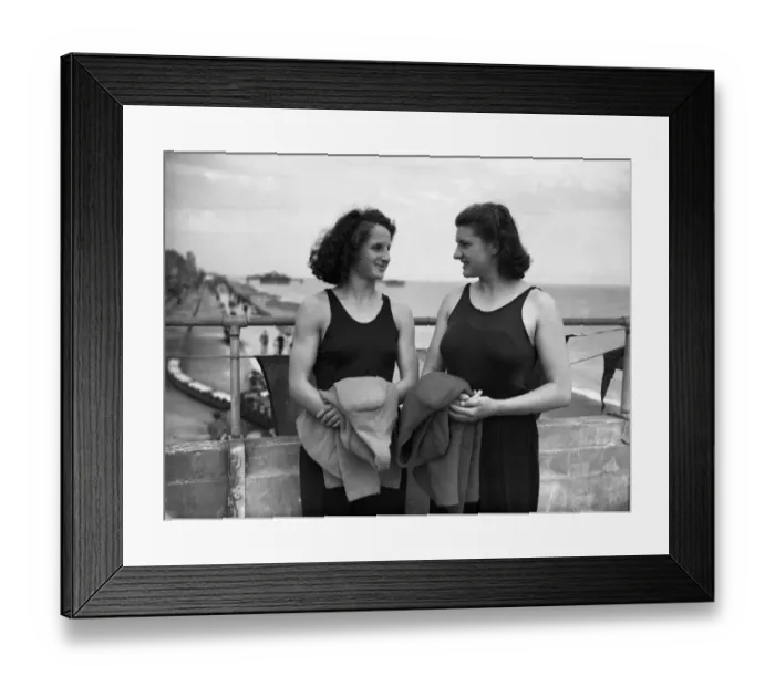 Framed Print : Swimmers, Cathie Gibson and former champion, Nancy Riach pictured at the Hastings