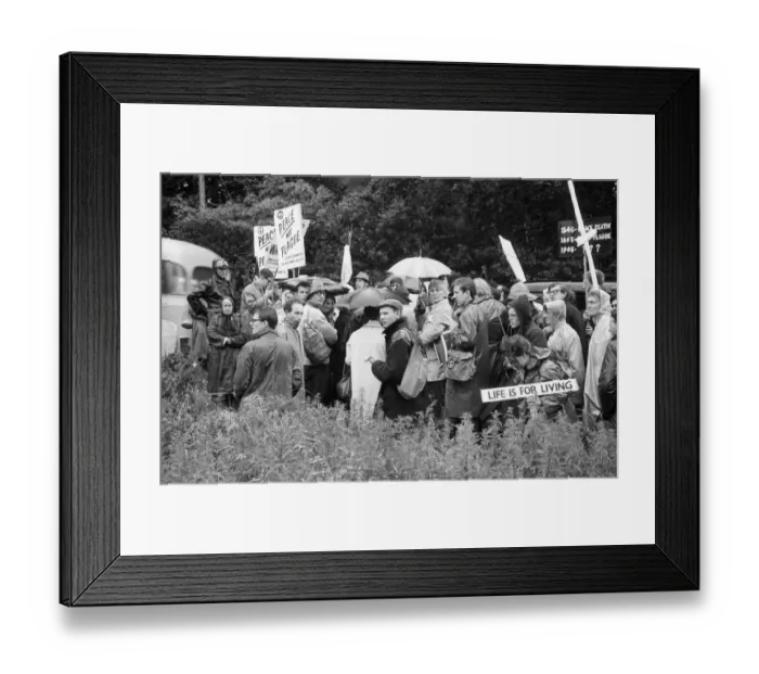 Framed Print : Sussex anti-nuclear protestors on the occasion of John F Kennedy (JFK s) visit to Harold Macmillan Framed Print : Sussex anti-nuclear protestors on the occasion of John F Kennedy (JFK s) visit to Harold Macmillan