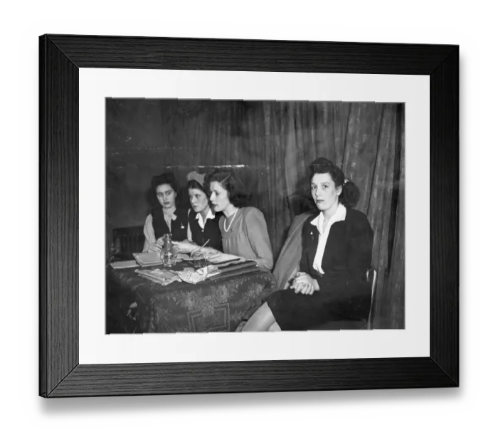 Framed Print : The Kangeroo Club - formed by the war brides of Australia servicemen who are awaiting Framed Print : The Kangeroo Club - formed by the war brides of Australia servicemen who are awaiting