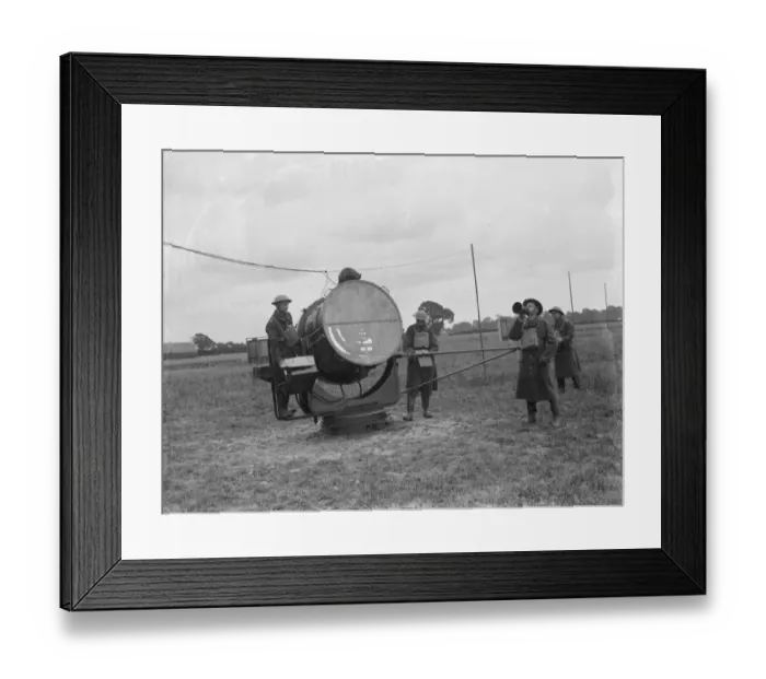 Framed Print : Territorial Army recruits at camp in Chichester, Sussex. Here they are practicing Framed Print : Territorial Army recruits at camp in Chichester, Sussex. Here they are practicing