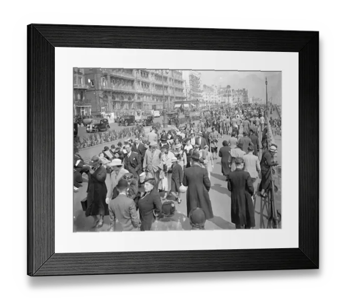 Framed Print : Holiday Crowds Seek The Sun at Brighton Whitsun holidaymakers, searching for the sun
