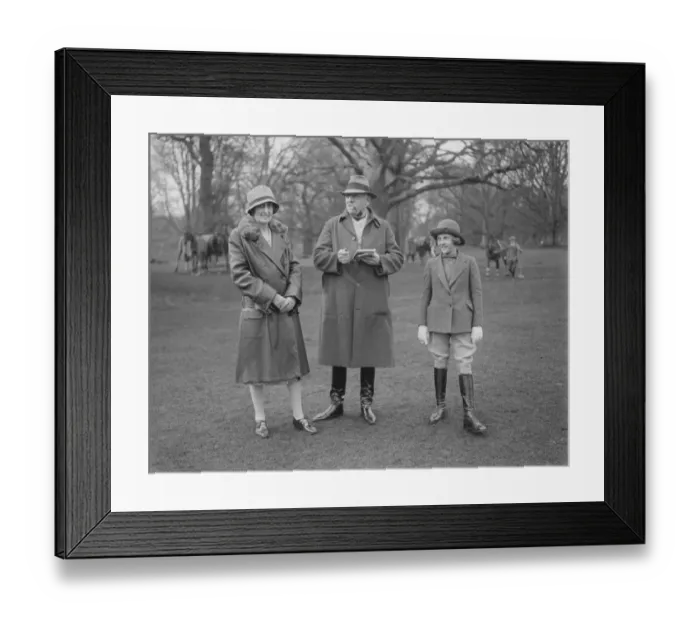 Framed Print : Polo house party at Cowdray Park. Lord and Lady Cowdray with their youngest daughter Framed Print : Polo house party at Cowdray Park. Lord and Lady Cowdray with their youngest daughter