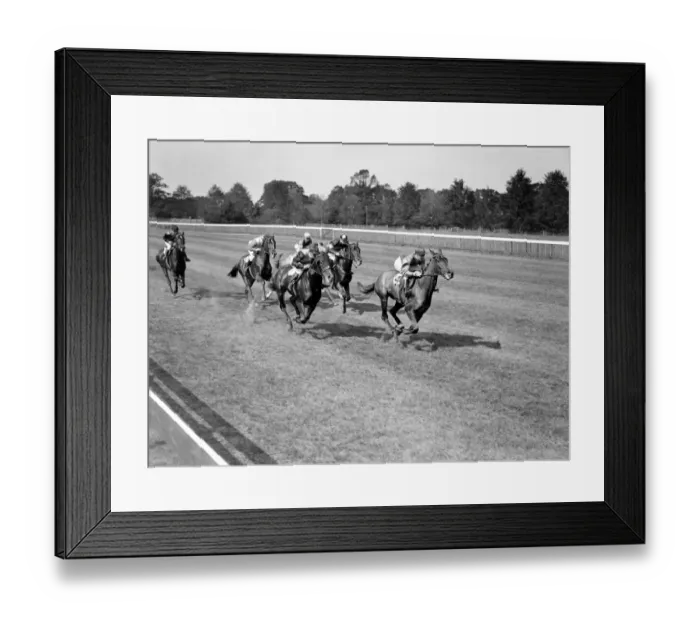 Framed Print : Gatwick, West Sussex. Zenart ridden by J. Sirett leading the field in the Wick Selling Plate