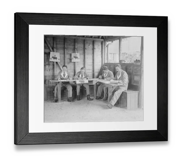 Framed Print : Wounded soldiers stenciling at the Princess Louise Military Orthopaedic Hospital