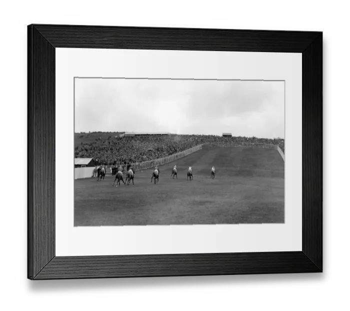 Framed Print : Goodwood races, Sussex, England. A general view down the course from Trundles Hill Framed Print : Goodwood races, Sussex, England. A general view down the course from Trundles Hill