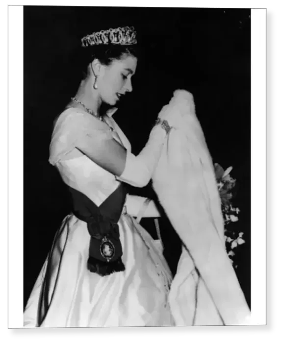 Print : The Royal Australian Tour. Queen Leaves Melbourne Exhibition Building. Photo Shows: H Print : The Royal Australian Tour. Queen Leaves Melbourne Exhibition Building. Photo Shows: H