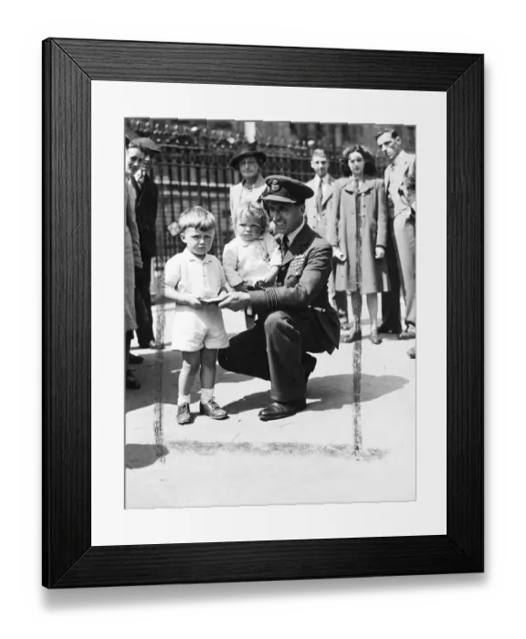 Framed Print : Wing Commander R. W. Cox of Aylesbury, Bucks pictured with his two children Jennifer aged 2