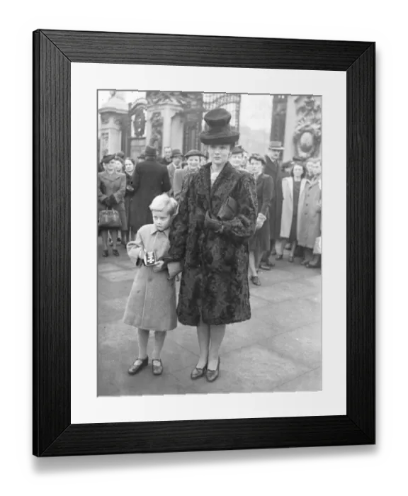 Framed Print : The King handed next of kin awards to officers and other ranks at an Inveestiture Framed Print : The King handed next of kin awards to officers and other ranks at an Inveestiture