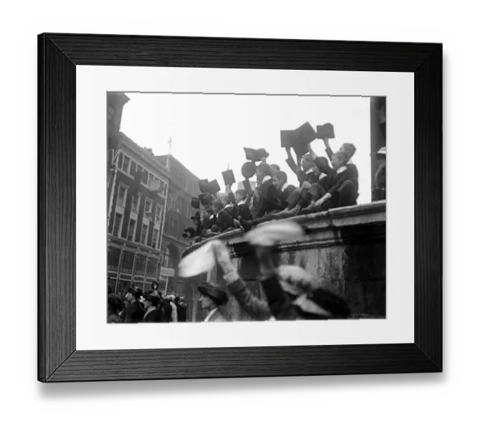 Framed Print : Royal visit to the City - Choirboys of St Pauls Cathedral cheering