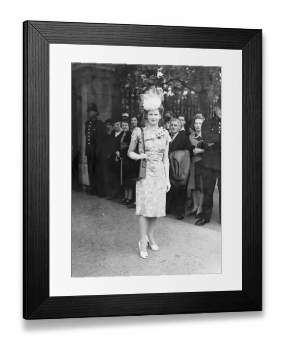 Framed Print : A royal garden party. Their majesties the King and Queen this afternoon (Tuesday) Framed Print : A royal garden party. Their majesties the King and Queen this afternoon (Tuesday)