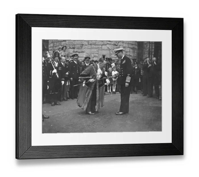 Framed Print : Royal visit to Canterbury. Their majesties the King and Queen, accompanied by Princess Elizabeth