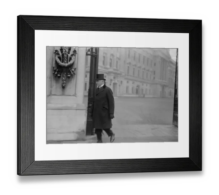 Framed Print : The King receives Ministers. Lord Amulree arriving at Buckingham Palace. 9 November