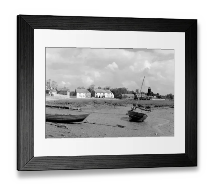 Framed Print : The Royal Oak Inn 15th Century building overlooking the Langstone Harbour, Langstone Framed Print : The Royal Oak Inn 15th Century building overlooking the Langstone Harbour, Langstone