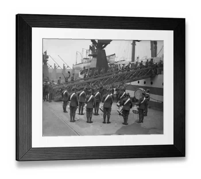 Framed Print : Thousand troops, including reservists, leave for Palestine. Brought to Southampton Framed Print : Thousand troops, including reservists, leave for Palestine. Brought to Southampton