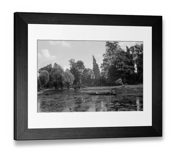 Framed Print : A man in his long boat rowing along the Boating Pool, Mill Garden, River Leam