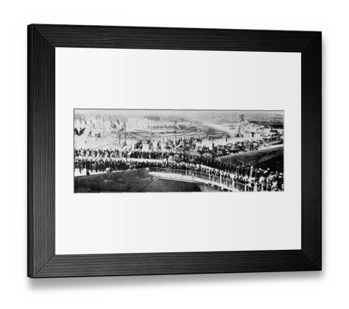Framed Print : King Edward VIIs arrival at Malta His Majesty passing the Porta Reale Bridge Framed Print : King Edward VIIs arrival at Malta His Majesty passing the Porta Reale Bridge