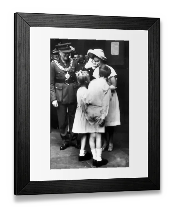 Framed Print : HRH Princess Margaret is greeted by two children on her visit to the City Chambers Framed Print : HRH Princess Margaret is greeted by two children on her visit to the City Chambers