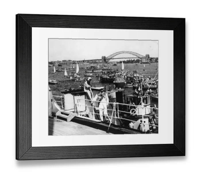 Framed Print : Queen Elizabeth II follows the Duke of Edinburgh down the gangway as the Royal travellers