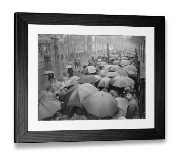 Framed Print : The Lying in State of King George V at Westminster Umbrellas in the queue, that Framed Print : The Lying in State of King George V at Westminster Umbrellas in the queue, that