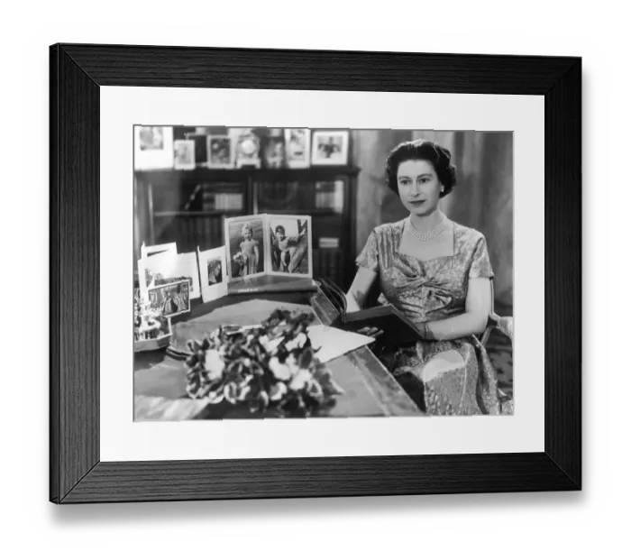 Framed Print : HM Queen Elizabeth II appeared on television to deliver her Christmas Speech Framed Print : HM Queen Elizabeth II appeared on television to deliver her Christmas Speech