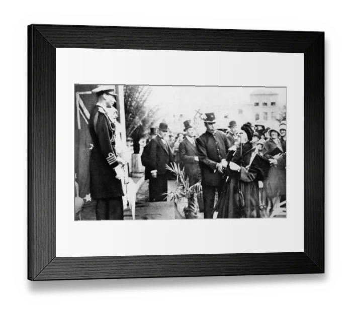 Framed Print : Duke and Duchess of York (future King George VI and Queen Elizabeth) holding an open