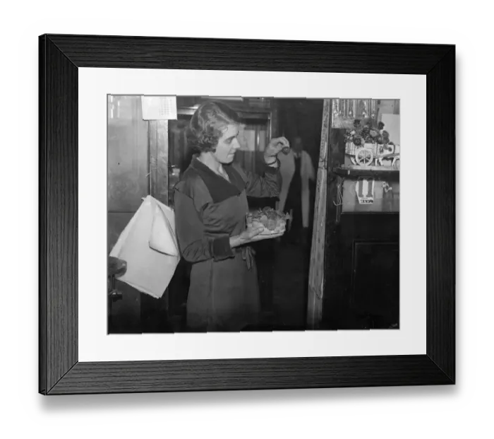 Framed Print : Forty shillings a pound strawberries for royal wedding breakfast. 27 November 1934 Framed Print : Forty shillings a pound strawberries for royal wedding breakfast. 27 November 1934