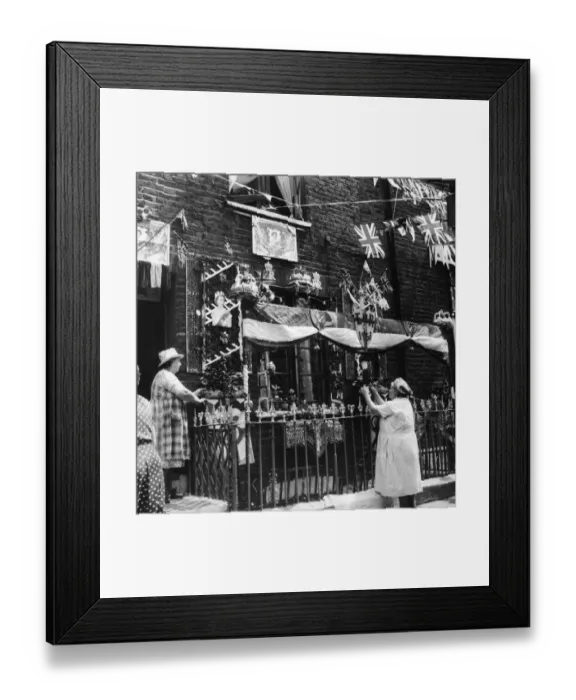 Framed Print : Landlady Mrs Jane Rudd (right) and her lodger Mrs L Cooling (left) put finishing Framed Print : Landlady Mrs Jane Rudd (right) and her lodger Mrs L Cooling (left) put finishing