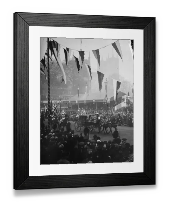 Framed Print : The Royal wedding of the Duke of Kent and Princess Marina of Greece. Crowds