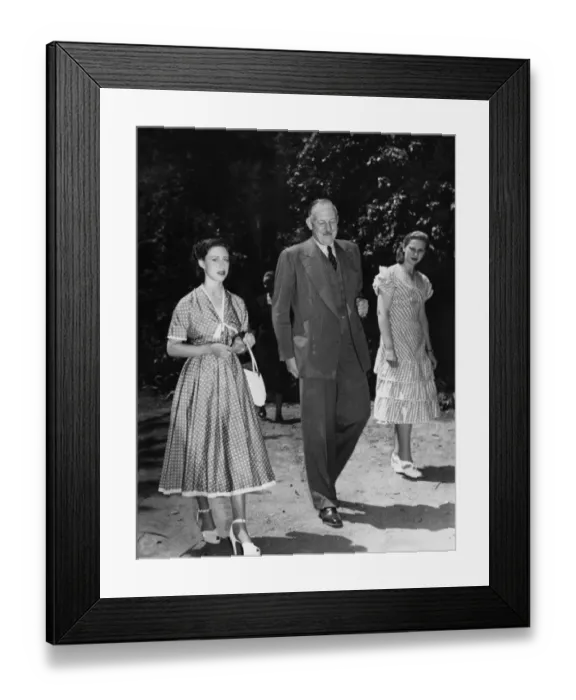 Framed Print : Princess Margaret walks in the garden of the British Embassy in Rome, with the British Ambassador Framed Print : Princess Margaret walks in the garden of the British Embassy in Rome, with the British Ambassador