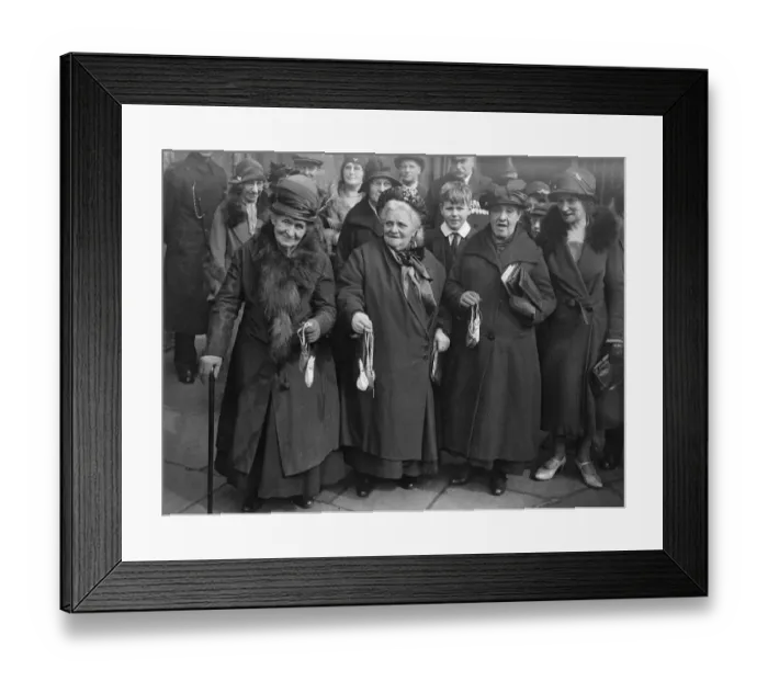 Framed Print : King distributes Maundy money after lapse of two hundred years. For the first time Framed Print : King distributes Maundy money after lapse of two hundred years. For the first time
