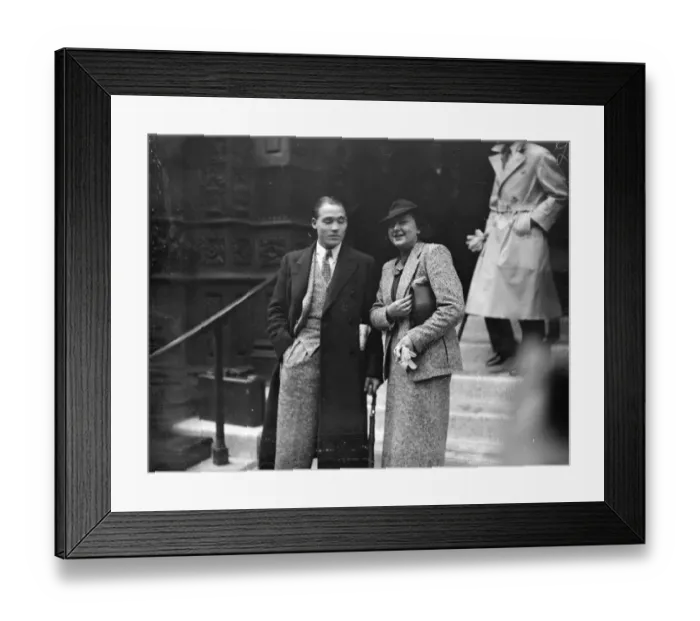 Framed Print : Princess renounces Royal privileges to marry salesman at Londons Register Office Framed Print : Princess renounces Royal privileges to marry salesman at Londons Register Office
