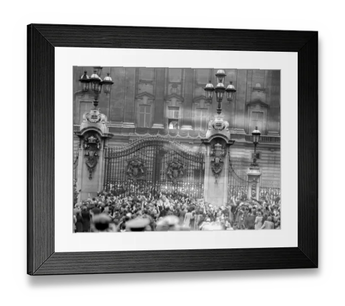Framed Print : Royal Wedding. H. R. H Princess Elizabeth and Duke of Edinburgh. Vast crowds acclaim Framed Print : Royal Wedding. H. R. H Princess Elizabeth and Duke of Edinburgh. Vast crowds acclaim