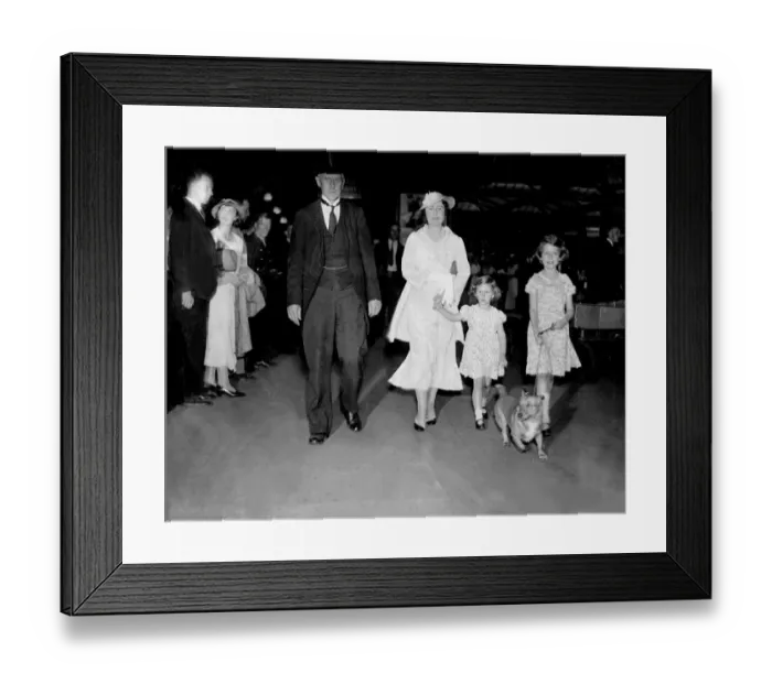 Framed Print : The Duches of York with her daughters Princess Margaret Rose and Princess ELizabeth Framed Print : The Duches of York with her daughters Princess Margaret Rose and Princess ELizabeth