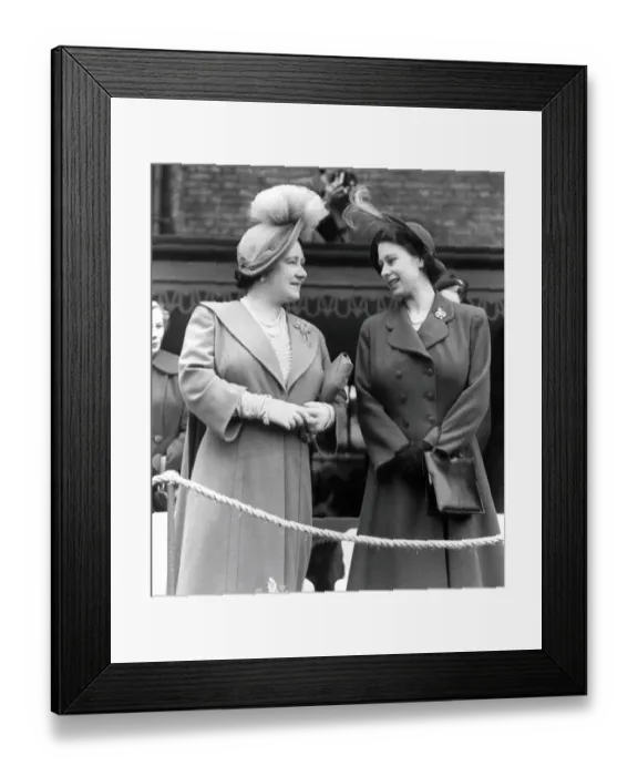 Framed Print : Her Majesty, Queen Elizabeth, The Queen Mother chatting with her daughter Princess Elizabeth Framed Print : Her Majesty, Queen Elizabeth, The Queen Mother chatting with her daughter Princess Elizabeth