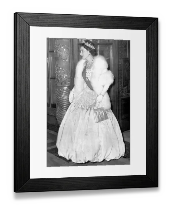 Framed Print : HM Queen Elizabeth II beautifully attired waits for President Gronchi to arrive for