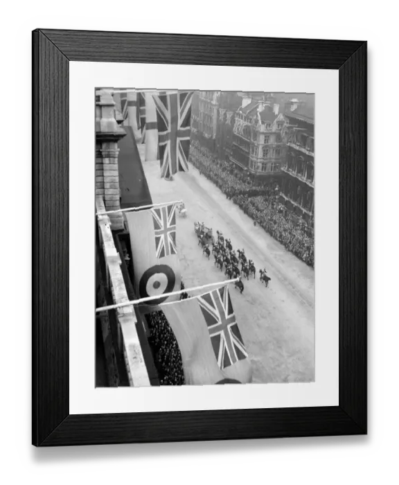 Framed Print : Royal Wedding. H. R. H Princess Elizabeth and Duke of Edinburgh. The bridal coach Framed Print : Royal Wedding. H. R. H Princess Elizabeth and Duke of Edinburgh. The bridal coach