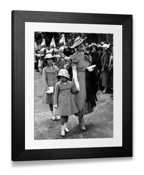 Framed Print : The Queen (as Duchess of York) and her two daughters at the Elphinstone wedding in 1936