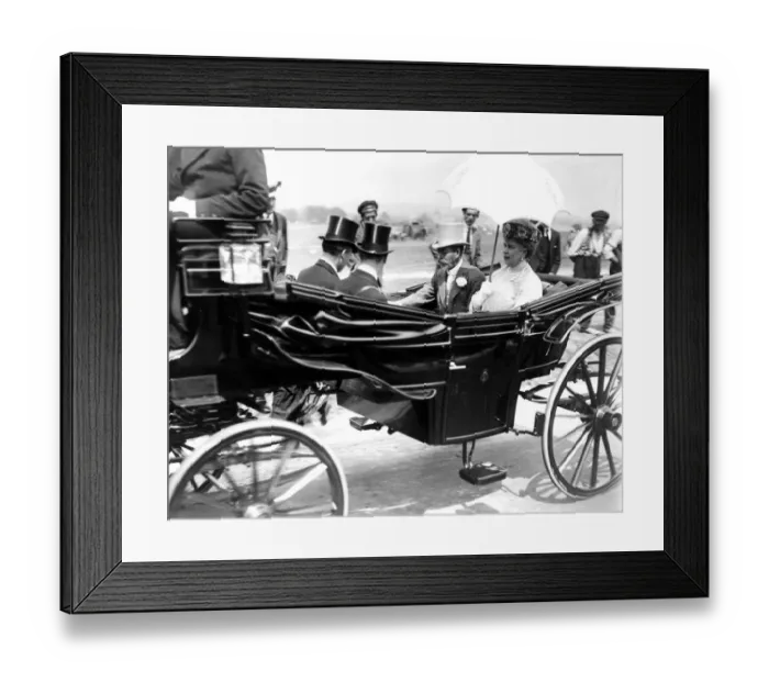 Framed Print : 31 May 1922 King George V and Queen Mary pictured in an open horse drawn carriage Framed Print : 31 May 1922 King George V and Queen Mary pictured in an open horse drawn carriage