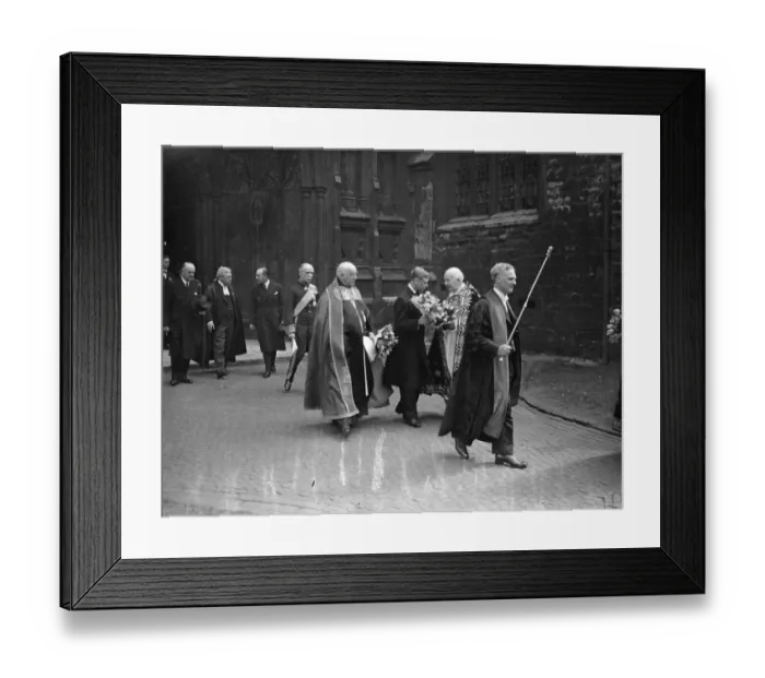 Framed Print : King Edward himself distributes Maundy money at historic ceremony. King Edward Framed Print : King Edward himself distributes Maundy money at historic ceremony. King Edward