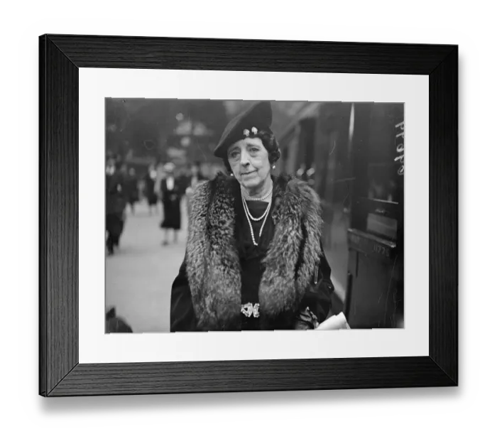 Framed Print : First woman Mayor in history of Royal Windsor. Leaves London for holiday. The first Framed Print : First woman Mayor in history of Royal Windsor. Leaves London for holiday. The first