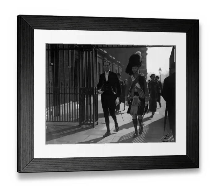 Framed Print : Arriving at the Levee at St Jamess Palace, London, Mr Gowan Beloe and Captain Framed Print : Arriving at the Levee at St Jamess Palace, London, Mr Gowan Beloe and Captain