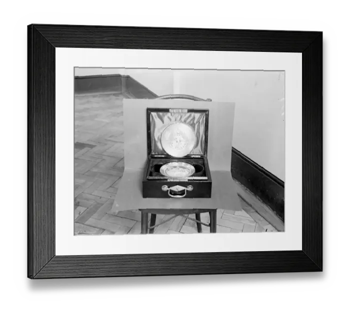 Framed Print : New Great Seal of England at the Royal Mint. The new Great Seal of England, to be Framed Print : New Great Seal of England at the Royal Mint. The new Great Seal of England, to be