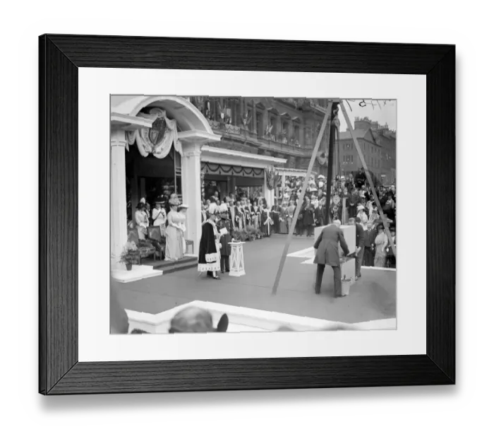 Framed Print : Royal tour in Scotland. The King laying foundation stone at City Chambers Extension, Glasgow Framed Print : Royal tour in Scotland. The King laying foundation stone at City Chambers Extension, Glasgow