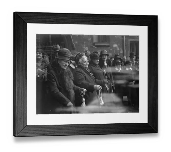 Framed Print : King distributes Maundy money after lapse of two hundred years. For the first time