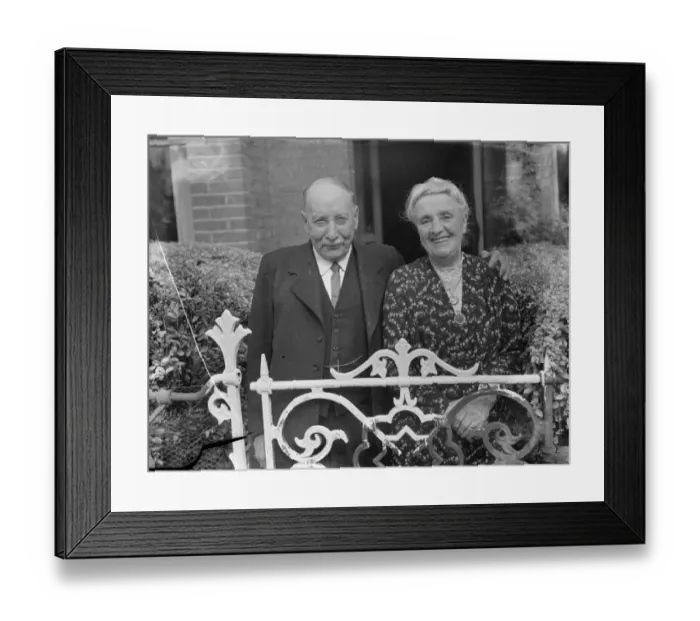 Framed Print : Mr and Mrs W T Towell celebrate their diamond wedding anniversary in Charlton, Kent