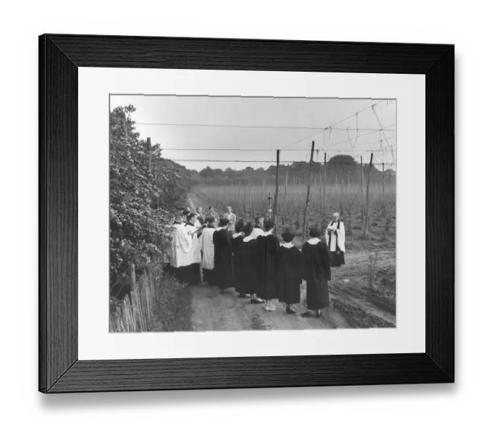 Framed Print : A service in the hop fields of Kent. When the hopfields, orchards and crops were Framed Print : A service in the hop fields of Kent. When the hopfields, orchards and crops were